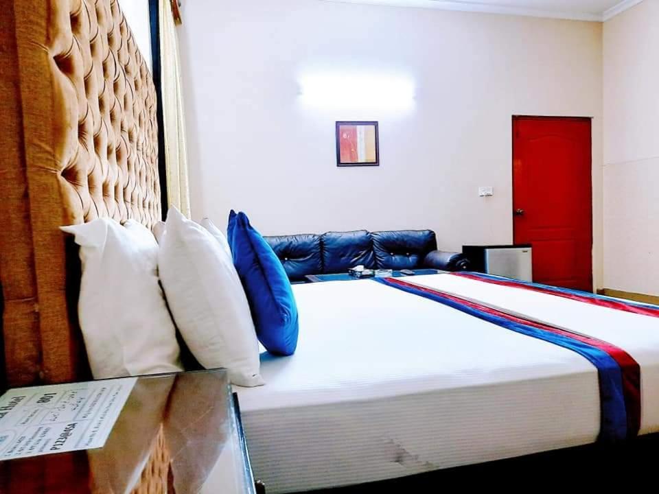New Pakeeza Hotel ลาฮอร์ ภายนอก รูปภาพ