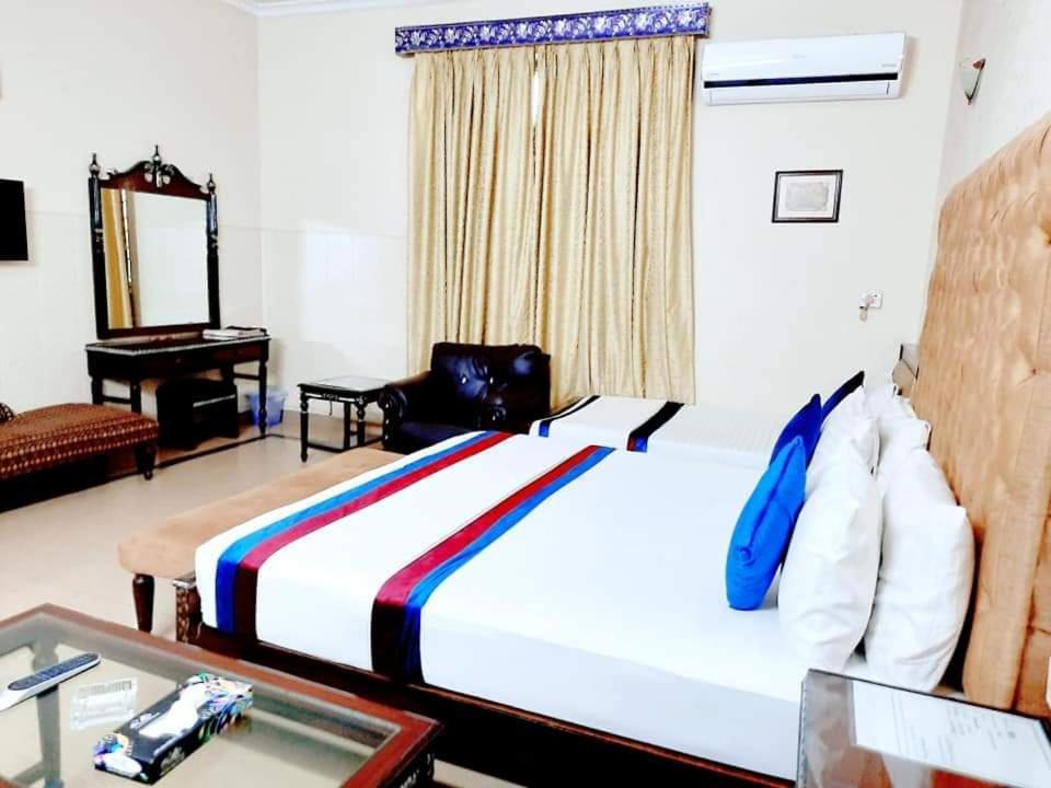 New Pakeeza Hotel ลาฮอร์ ภายนอก รูปภาพ