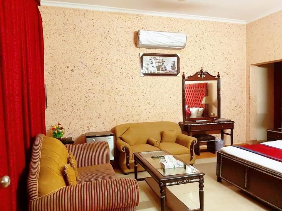 New Pakeeza Hotel ลาฮอร์ ภายนอก รูปภาพ