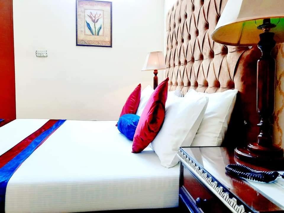 New Pakeeza Hotel ลาฮอร์ ภายนอก รูปภาพ